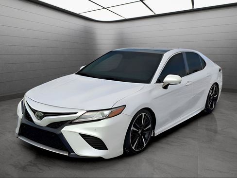 Used 2018 Toyota Camry XSE image 1