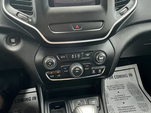 Used 2019 Jeep Cherokee Latitude Plus FWD image 12