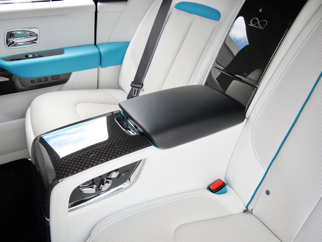 Used 2024 Rolls-Royce Cullinan Black Badge w/ Leather Finishing Pack AWD/4WD image 31