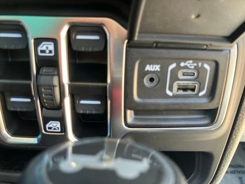 Used 2025 Jeep Wrangler Unlimited Sahara AWD/4WD image 23