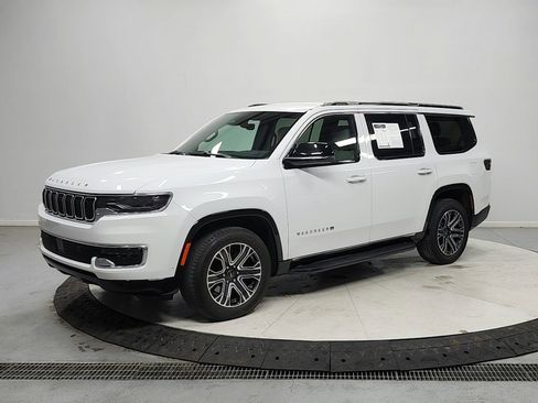 Used 2025 Jeep Wagoneer 2WD image 3