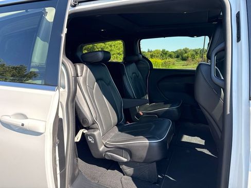 Used 2026 Chrysler Pacifica Limited FWD image 14