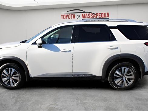 Used 2022 Nissan Pathfinder SL w/ SL Black Package image 2