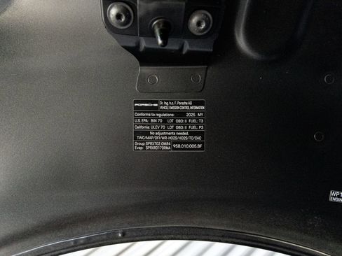 Certified 2025 Porsche Macan AWD/4WD image 39