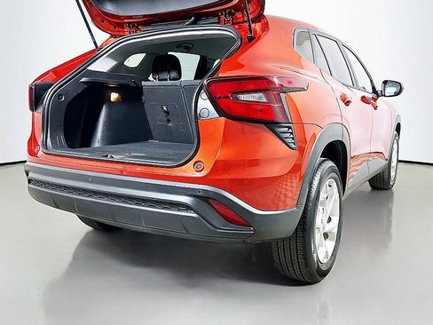 Used 2024 Chevrolet Trax LS w/ LS Convenience Package FWD image 25