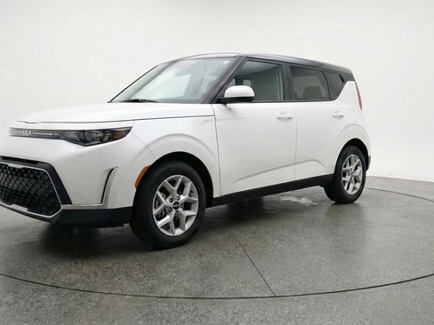 Used 2025 Kia Soul LX w/ LX Technology Package FWD image 3