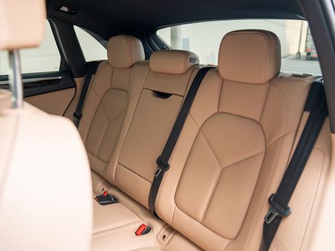 Used 2025 Porsche Macan image 23