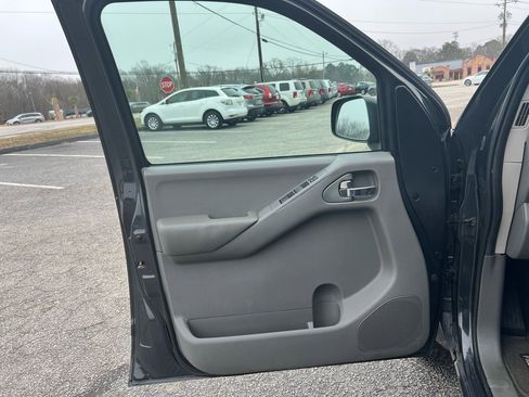 Used 2010 Nissan Frontier SE image 10