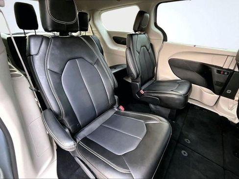 Used 2024 Chrysler Pacifica Touring-L FWD image 27