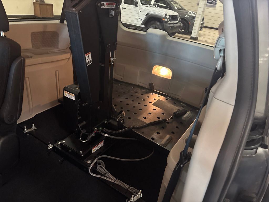 Used 2015 Dodge Grand Caravan SXT w/ UConnect Hands-Free Group FWD image 23