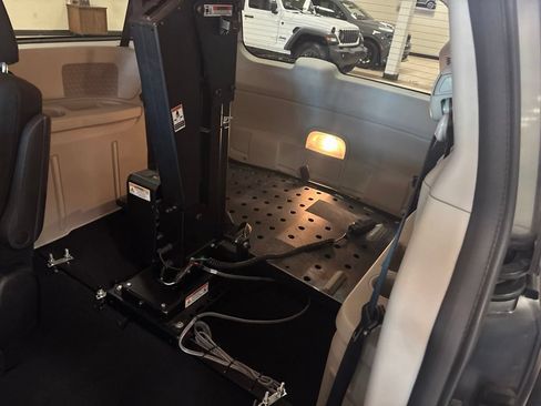 Used 2015 Dodge Grand Caravan SXT w/ UConnect Hands-Free Group FWD image 23