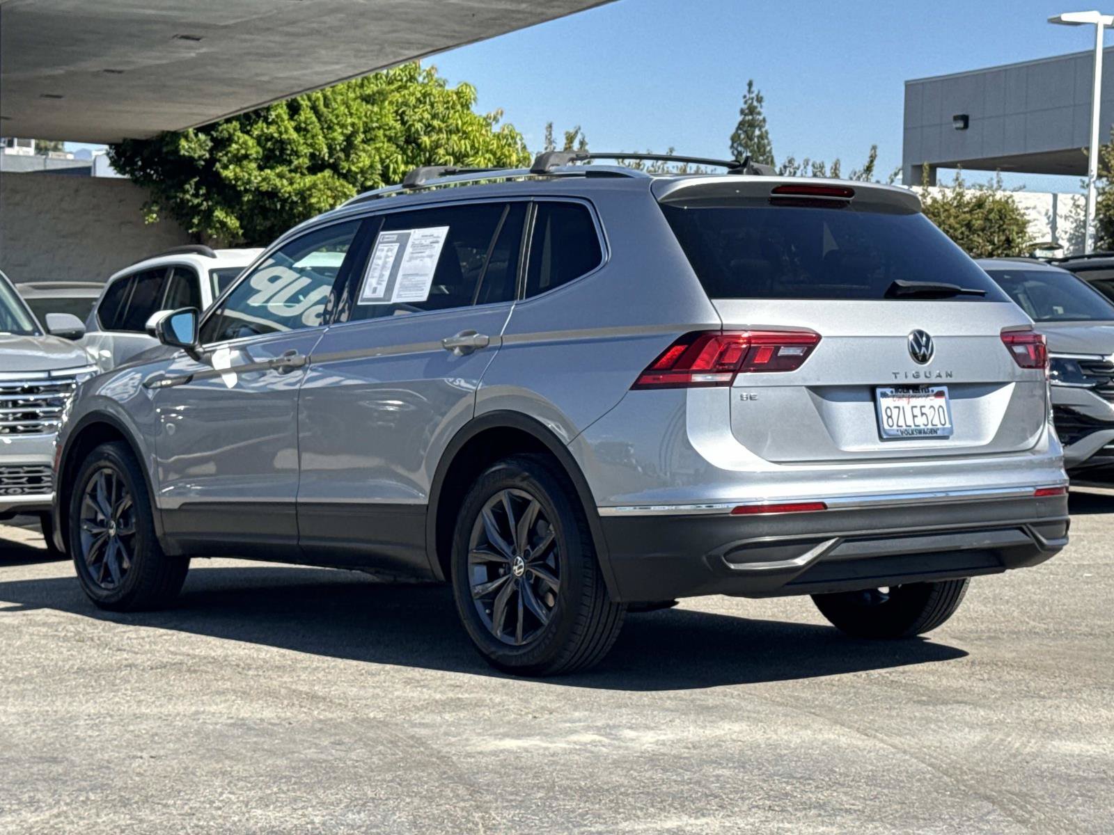 Certified 2022 Volkswagen Tiguan SE w/ Panoramic Sunroof Package FWD image 3