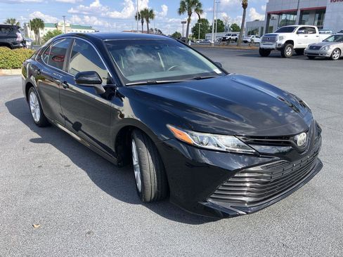 Used 2018 Toyota Camry LE image 7