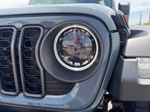 Used 2024 Jeep Gladiator Rubicon w/ Technology Group AWD/4WD image 3