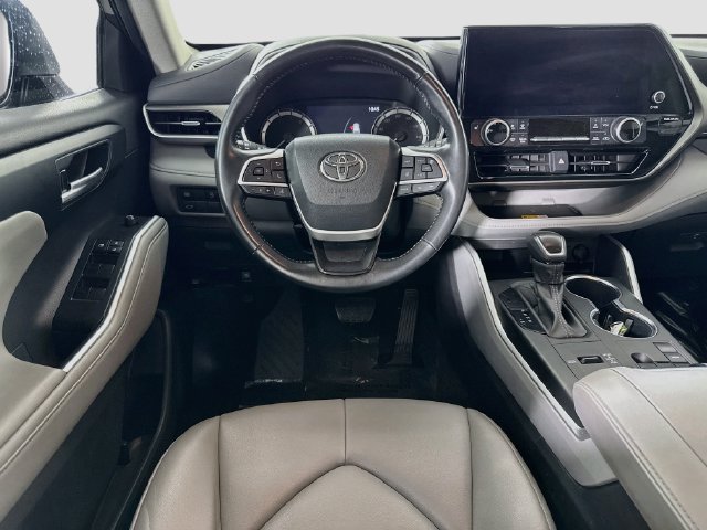 Used 2023 Toyota Highlander XLE FWD image 22
