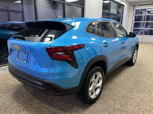 Used 2025 Chevrolet Trax LS w/ LS Convenience Package image 2