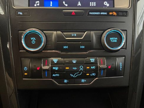 Used 2019 Ford Explorer XLT w/ Equipment Group 202A AWD/4WD image 24