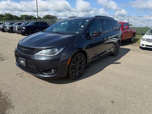 Used 2020 Chrysler Pacifica Touring-L w/ S Appearance Package FWD image 2