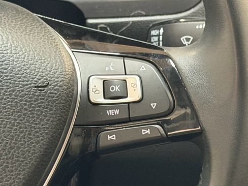 Used 2020 Volkswagen Tiguan SE image 18