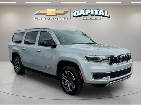 Used 2023 Jeep Wagoneer L Series II AWD/4WD image 7