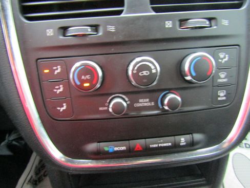 Used 2019 Dodge Grand Caravan SE FWD image 16