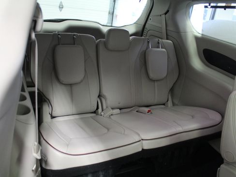 Used 2017 Chrysler Pacifica Limited w/ UConnect Theater Package image 28