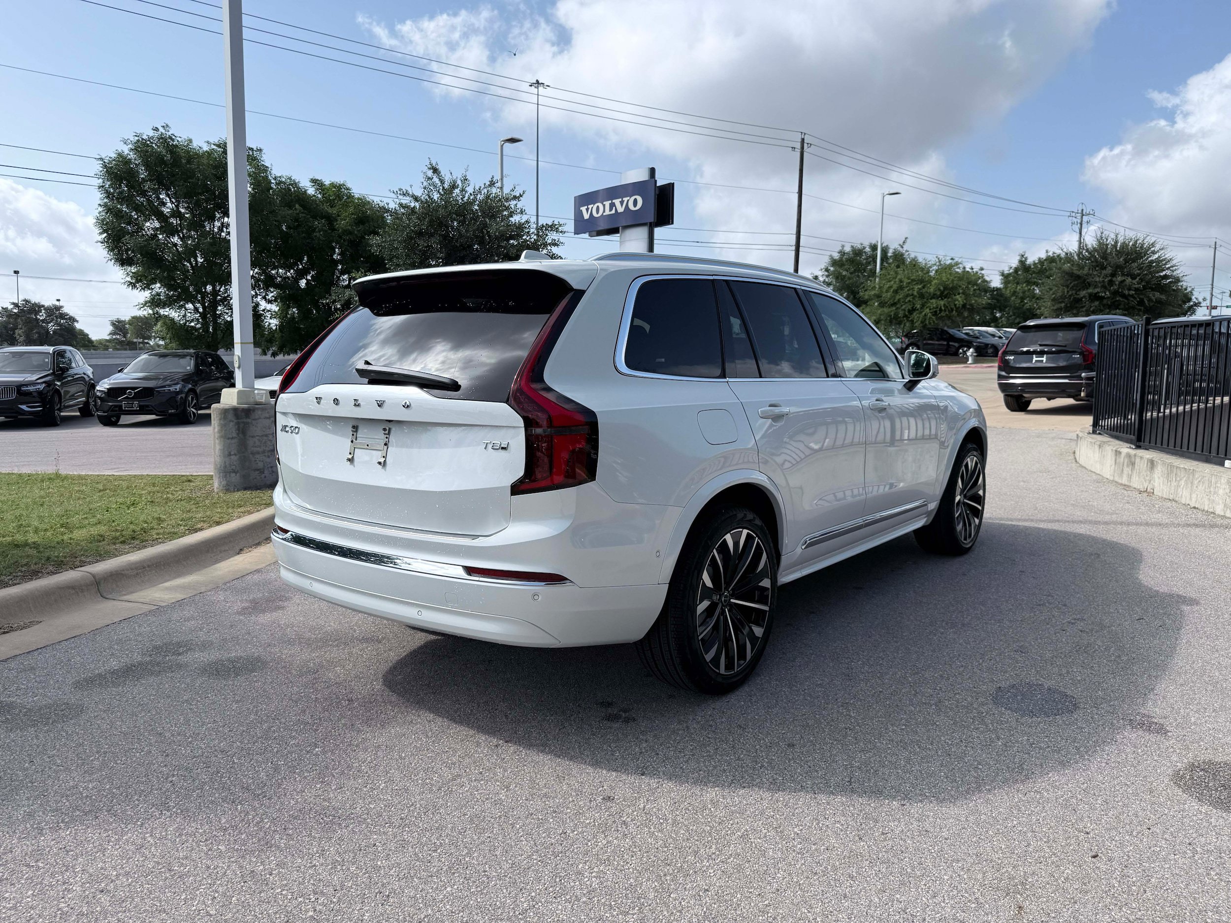 New 2026 Volvo XC90 T8 Plus w/ Protection Package Premier AWD/4WD image 6