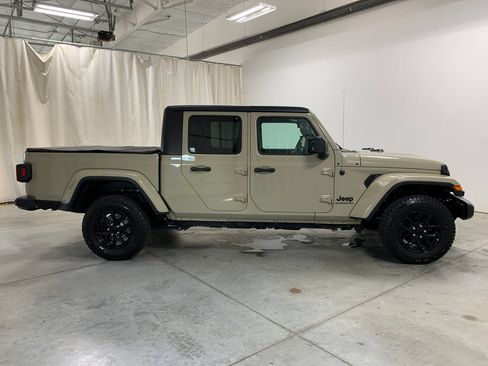 Used 2022 Jeep Gladiator Sport AWD/4WD image 26