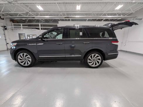 Used 2023 Lincoln Navigator Reserve AWD/4WD image 12