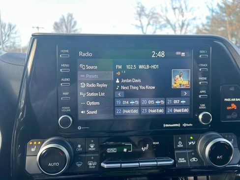 Used 2021 Toyota Highlander XLE image 14