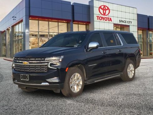 Used 2024 Chevrolet Suburban Premier w/ Premium Package RWD image 2
