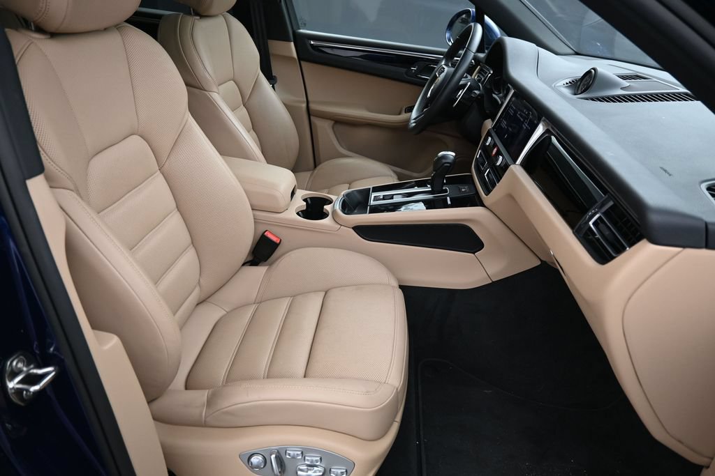 Certified 2025 Porsche Macan AWD/4WD image 28