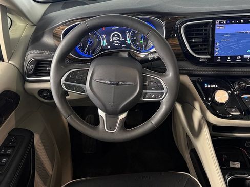 Used 2024 Chrysler Pacifica Limited FWD image 15