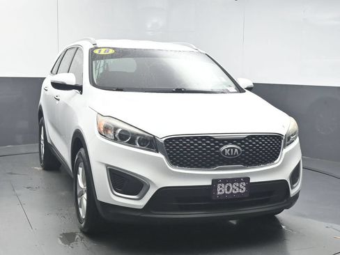 Used 2018 Kia Sorento FWD image 2