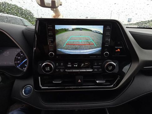 Used 2021 Toyota Highlander XLE AWD/4WD image 11