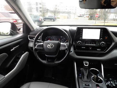 Used 2021 Toyota Highlander XLE image 27