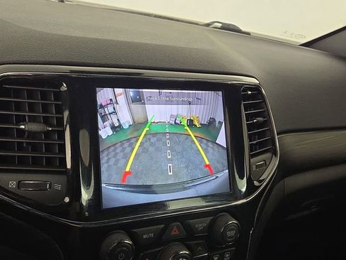 Used 2022 Jeep Grand Cherokee Laredo X image 19