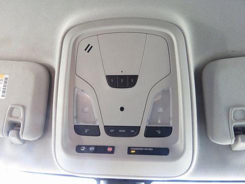 Used 2016 Chevrolet Impala LT w/ Convenience Package image 27