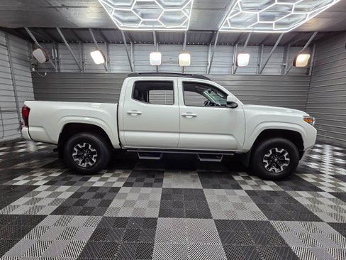 Used 2022 Toyota Tacoma SR AWD/4WD image 9