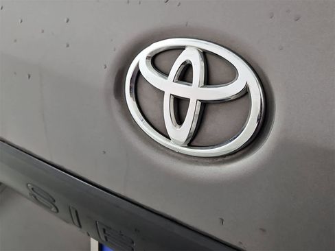 Used 2016 Toyota Sienna L image 11