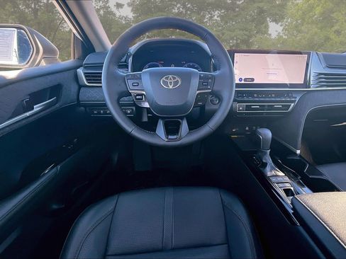 Used 2025 Toyota Camry XLE image 8
