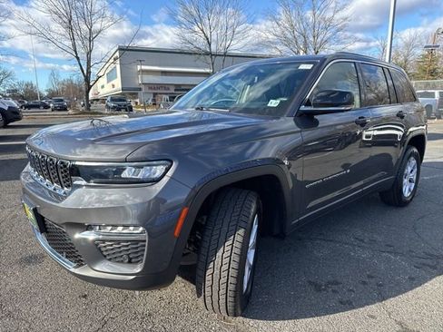 Certified 2022 Jeep Grand Cherokee Limited w/ Luxury Tech Group II image 3