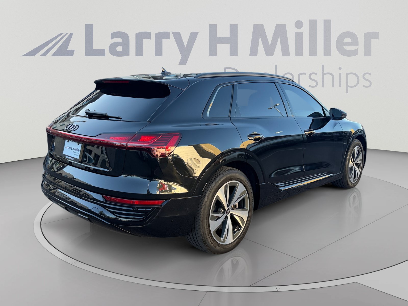 Used 2024 Audi Q8 e-tron Premium AWD/4WD image 5