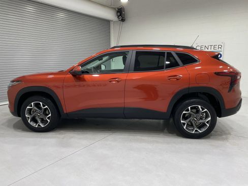 Used 2024 Chevrolet Trax LT w/ LT Convenience Package image 5