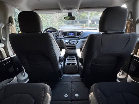 Used 2017 Chrysler Pacifica LX image 19