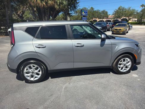 Used 2025 Kia Soul LX w/ LX Technology Package FWD image 6
