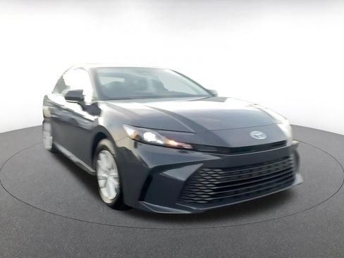 Used 2025 Toyota Camry LE image 3