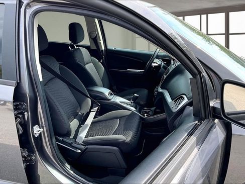 Used 2019 Dodge Journey SE FWD image 8