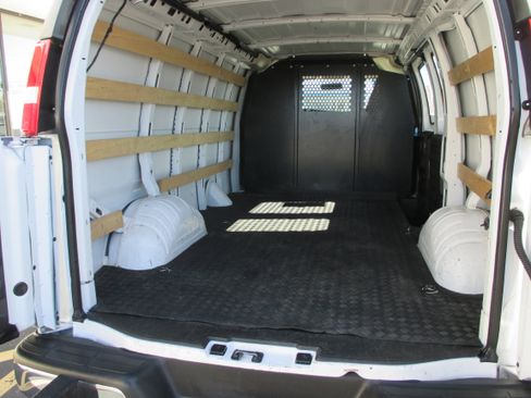 Used 2023 GMC Savana 2500 w/ Driver Convenience Package image 9