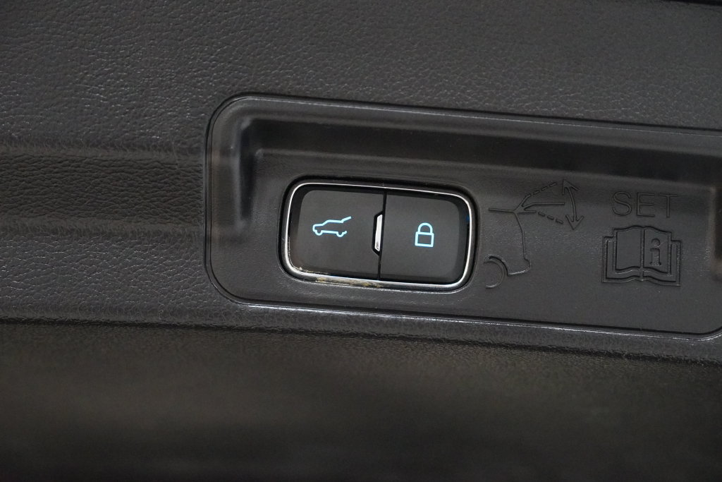 Used 2022 Ford Explorer XLT w/ Equipment Group 202A AWD/4WD image 10